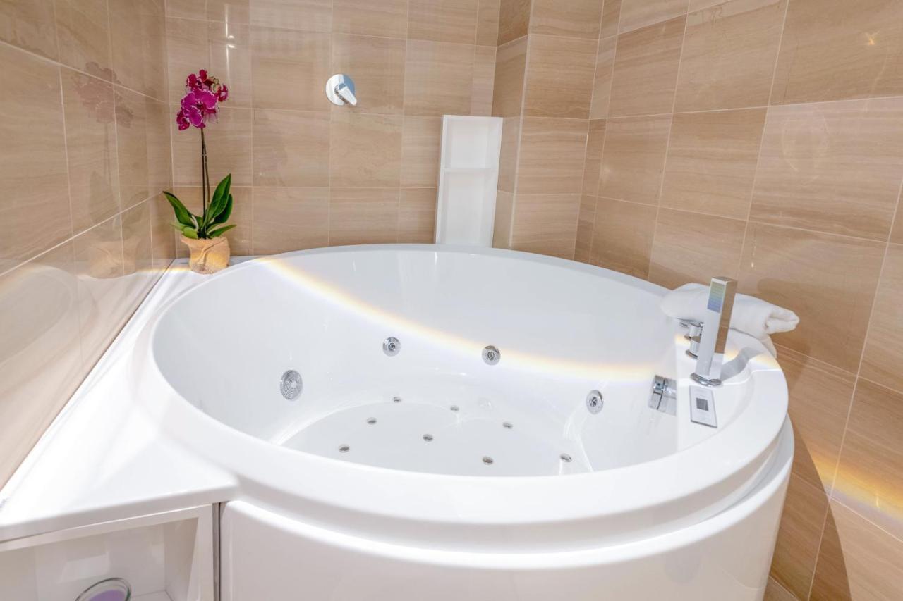 City Gate - Luxury Suites Барі Екстер'єр фото
